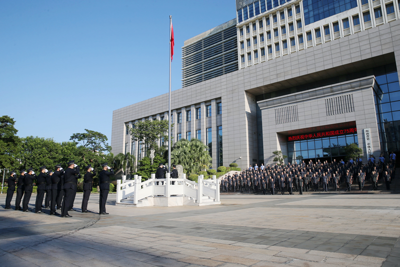 海南二中院举行升旗仪式为祖国送祝福